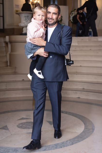 El fotógrafo de moda norteamericano Max Farago, marido de Clara
Cullen (es cineasta; se formó en Buenos Aires y estudió realización documental en Parsons
en Nueva York) llevando en sus brazos a Azul, una de las nietas adoradas de Teresa