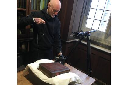 El fotógrafo Don Hooper, con sede en Bristol, tomando imágenes de los fragmentos del libro