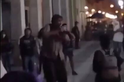 El fotógrafo golpeó a una mujer y una estampida de chicas comenzó a perseguirlo