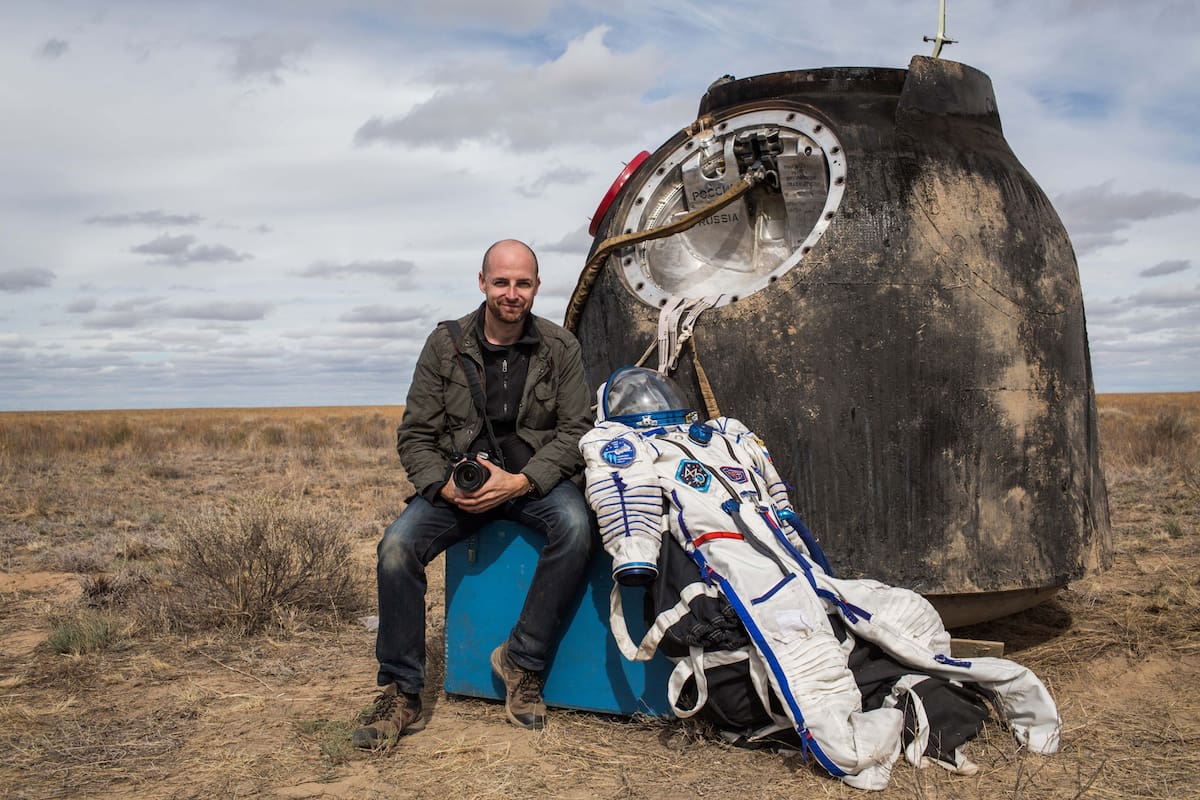 El fotógrafo irlandés Andrew McConnell presentó "Some Worlds Have Two Suns" su flamante fotolibro que registra las ideas y venidas a la Estación Internacional en las naves rusas Soyuz