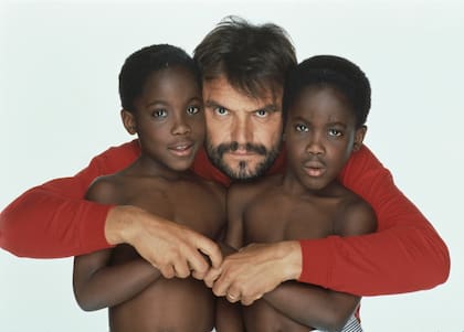 El fotógrafo italiano Oliviero Toscani fotografía a un grupo de niños vestidos con ropa de Benetton. Toscani inició su colaboración con la empresa de ropa Benetton en 1982 y se hizo conocido por sus controvertidas campañas publicitarias. (Photo by julio donoso/Sygma via Getty Images)