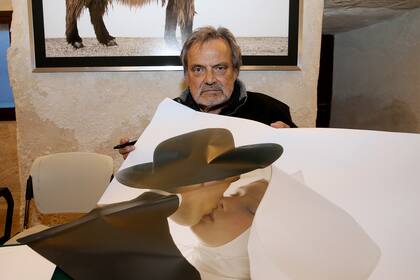 El fotógrafo Oliviero Toscani con una copia de su escandalosa fotografía de un sacerdote y una monja besándose el 3 de abril de 2023 en Monopoli, Italia. (Photo by Donato Fasano/Getty Images)