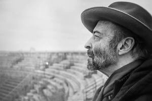 El fotógrafo René Roberts murió de frío en una de las calles más transitadas de París. FOTO: Prisca Briquet