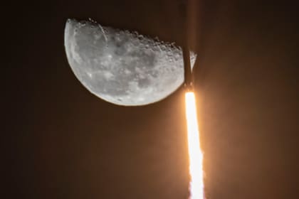 El fotógrafo Trevor Mahlmann publicó impactantes fotos y videos que muestran al cohete de Elon Musk pasar delante de la Luna en su viaje al espacio