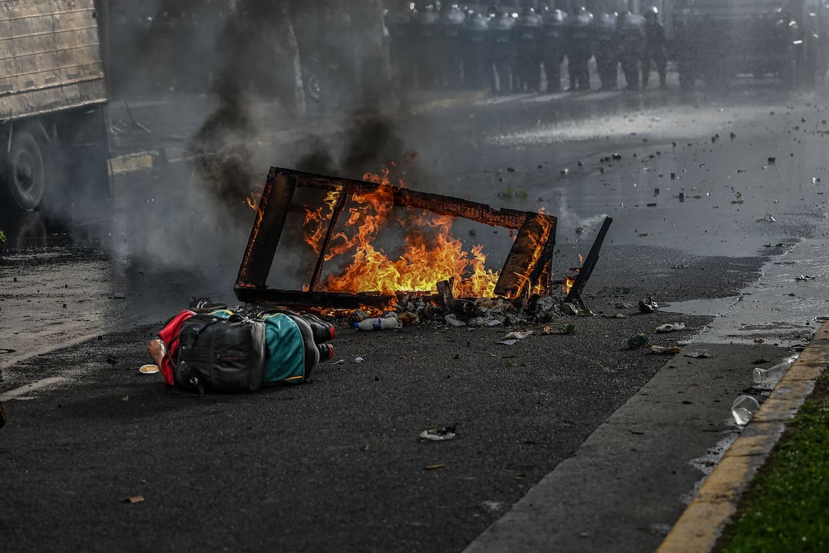 El fotorreportero Pablo Grillo yace herido en el asfalto luego de ser alcanzado por un proyectil de gas lacrimógeno lanzado por la Gendarmería Nacional, el 12 de marzo de 2025