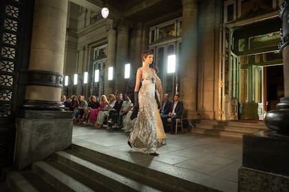 El foyer exterior del Teatro Colón se convirtió en la pasarela de Sylvie Burstin
