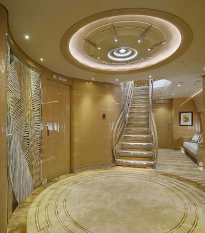 El foyer que comunica la habitación con la planta superior del avión