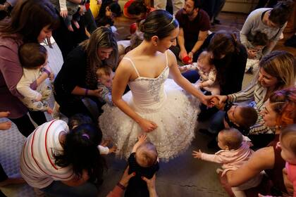 El foyer se llena de mamás, papás, abuelos y los miembros más nuevos de la familia; ¿por qué hacer funciones que jamás serán recordadas?