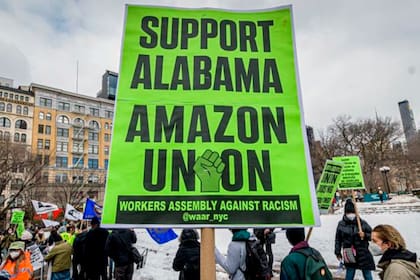 El fracaso de la creación de un sindicato de trabajadores de Amazon en Alabama despertó protestas en Nueva York.
