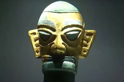 El fragmento de una máscara de oro de 3.000 años, fue encontrado en las ruinas de Sanxingdui, suroeste de China. Captura: Youtube.