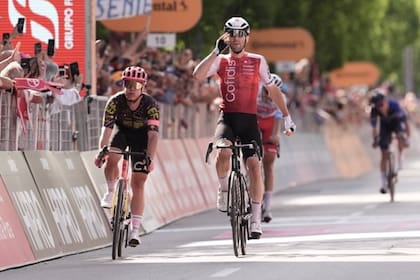 El francés Benjamin Thomas supera casi sobre la línea de llegada al danés Michael Valgren, dejando tercero al italiano Andrea Pietrobon, que se había escapado al llegar al último kilómetro.