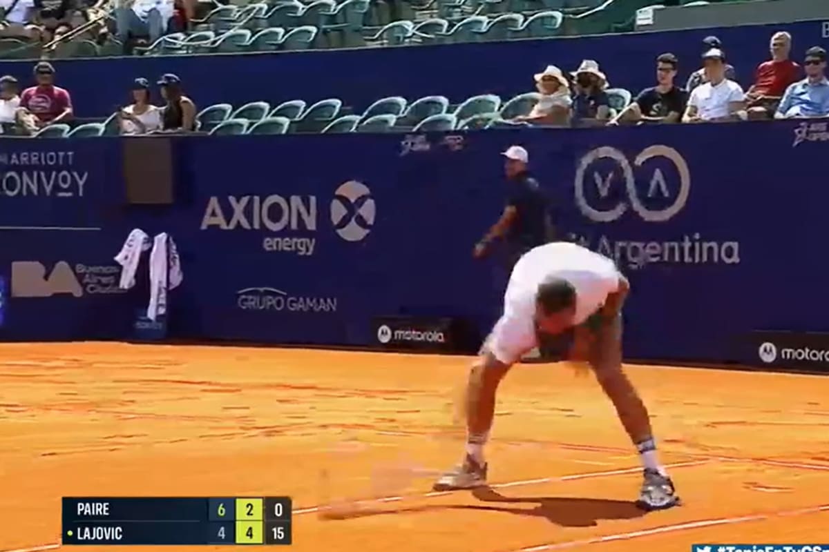 El francés Benoit Paire se descontrola en el segundo set y rompe su raqueta