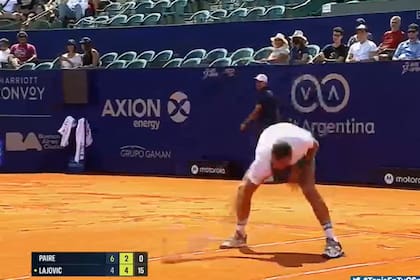 El francés Benoit Paire se descontrola en el segundo set y rompe su raqueta