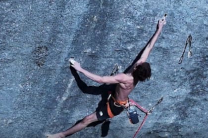 El francés, de solo 17 años, logró completar la escalada luego de 35 años