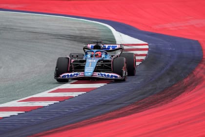 El francés Esteban Ocon recibió 30 segundos de penalización por superar los límites de la pista en el Gran Premio de Austria; el piloto de Alpine se mantuvo sin infracciones hasta el giro 27 y desde entonces, por diez vueltas consecutivas, cometió los errores que castigó la FIA