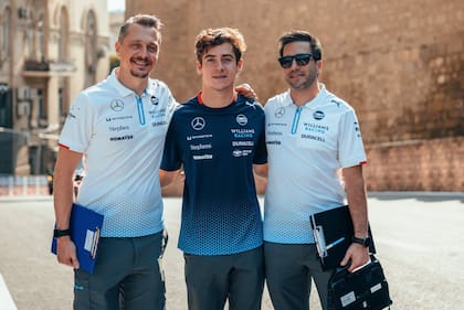 El francés Gaëtan Jego, a la derecha de Franco Colapinto, el ingeniero con el que el que trabaja el pilarense en Williams y al que al comienzo el argentino no lograba captar las órdenes