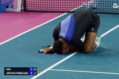 El francés Giovanni Mpetshi Perricard se lamenta en el piso luego de protagonizar una jugada desafortunada por la que tuvo que abandonar