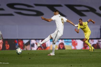El francés Karim Benzema se apresta a patear el penal que le dará el título a Real Madrid. Antes había ensayado una doble ejecución con Sergio Ramos, pero falló por una invasión y debió repetirla.