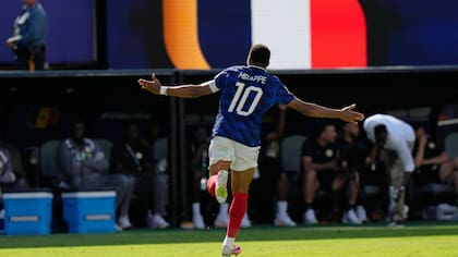 El francés Kylian Mbappe (10) celebra después de anotar el tercer gol de Francia en su partido ante Senegal por el Grupo I del Mundial
