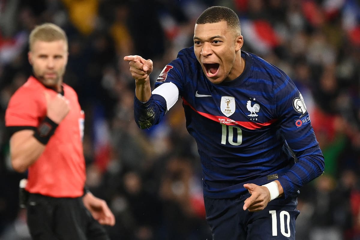 El francés Kylian Mbappé festeja uno de sus cuatro goles durante la victoria ante Kazajistán, en el Parque de los Príncipes; el campeón del mundo se clasificó para Qatar 2022.