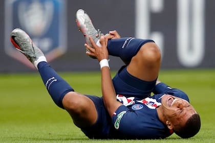 El francés Kylian Mbappé se retuerce de dolor luego de la infracción de Loïc Perrin, el capitán de Saint-Etienne, durante la final de la Copa de Francia en el estadio de Saint-Denis, ante 5000 personas y con un estricto protocolo sanitario.