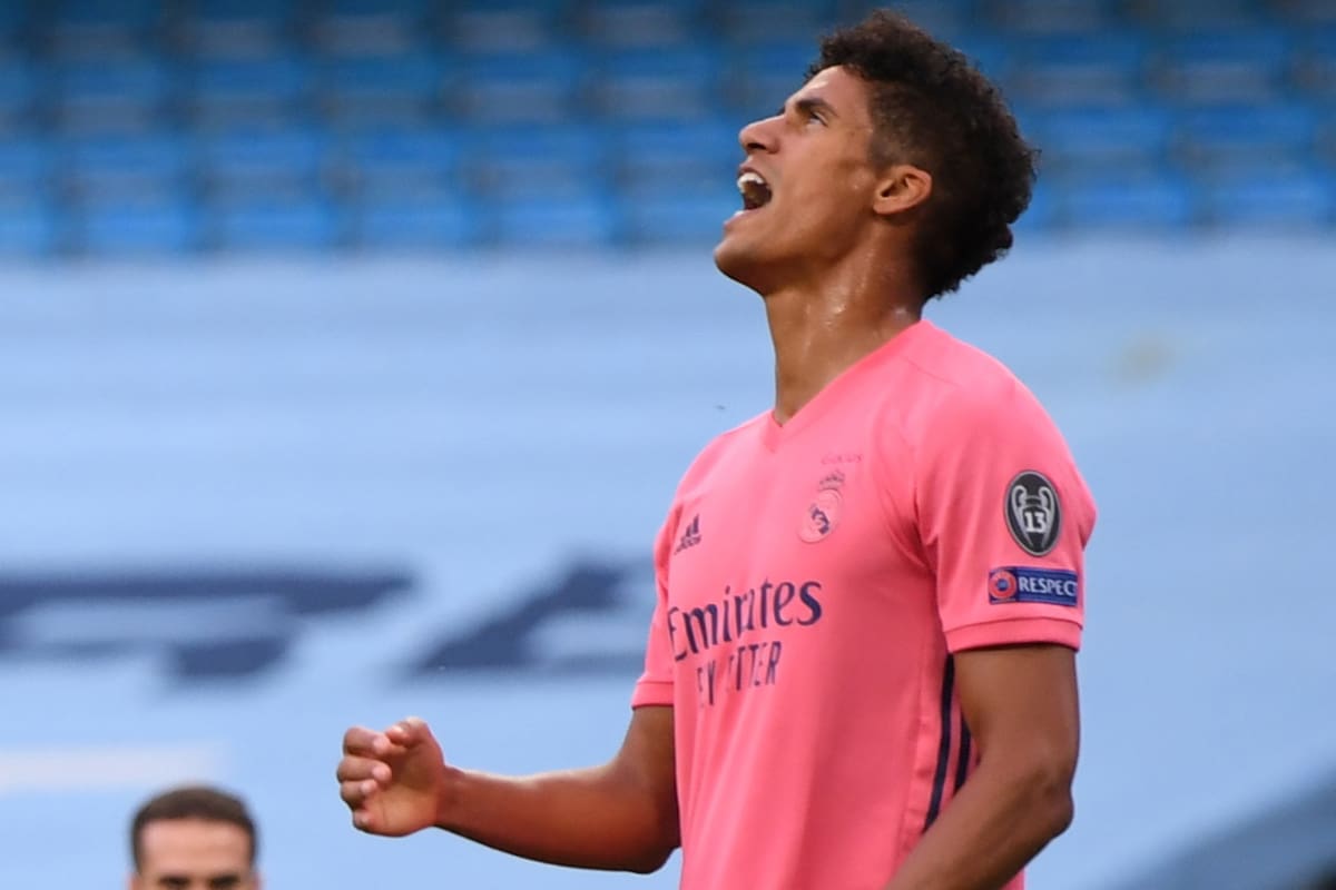 El francés Raphael Varane no lo puede creer: dos errores suyos propiciaron los goles con los que Manchester City venció 2-1 a Real Madrid y lo eliminó de la Champions League.