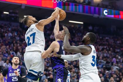 El francés Rudy Gobert, pívot de los Timberwolves de Minnesota, tapa un disparo de Kevin Huerter, base de los Kings de Sacramento, el viernes 15 de noviembre de 2024 (AP Foto/Sara Nevis)