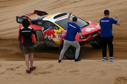 El francés Sebastien Loeb ganó la octava etapa en autos y descontó diferencia con los líderes de la categoría
