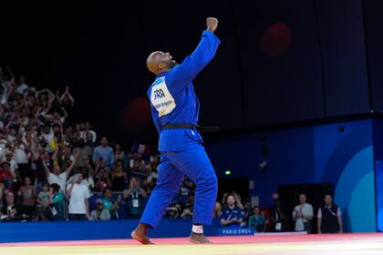 El francés Teddy Riner celebra luego de derrotar al surcoreano Kim Min-jong en la final de la categoría de más de 100 kilogramos en el judo de los Juegos Olímpicos, el viernes 2 de agosto de 2024, en París (AP Foto/Eugene Hoshiko)