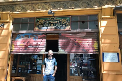 El francés Yannis Buchot en la entrada de su bar Le troquet de Henry