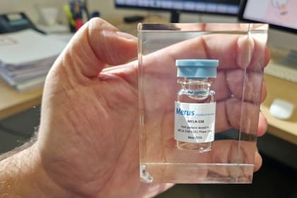 El frasco que se utilizó para el primer tratamiento con petosemtamab en humanos, sujetado por Eduard Batlle en su despacho de Barcelona