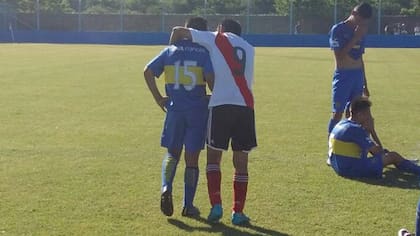 El fraternal abrazo de un jugador de River a uno de Boca