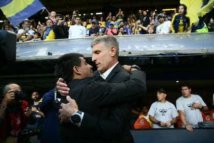 El fraternal abrazo entre Ibarra y Palermo