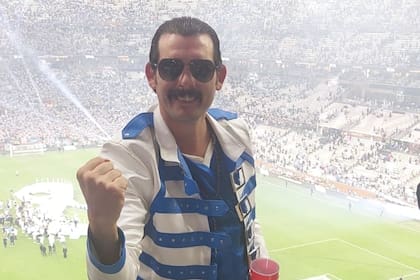 El "Freddie Mercury" argentino vendió una camioneta y trabajó en España para juntar dinero para llegar a Qatar