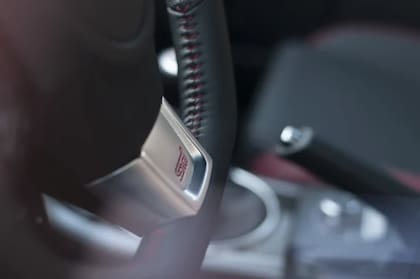 El freno de mano agrega un elemento extra de soporte al momento de mantener estacionado el auto