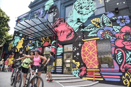 El frente cambió el rosado de siempre por colores estridentes