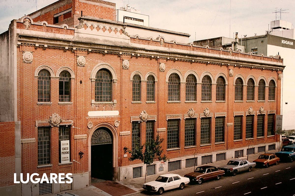 El frente de Av. San Juan 350, ex Palacio Piccardo, actual sede del MAMBA.