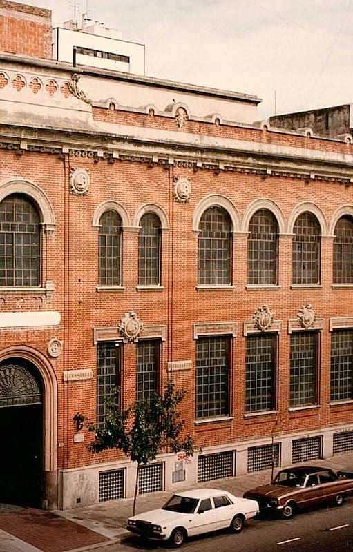 El frente de Av. San Juan 350, ex Palacio Piccardo, actual sede del MAMBA.
