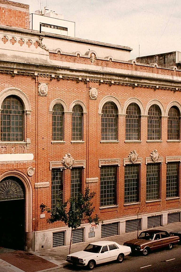El frente de Av. San Juan 350, ex Palacio Piccardo, actual sede del MAMBA.