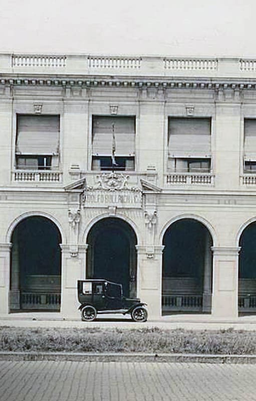 El frente de Avenida del Libertador de la antigua casa de remates Bullrich hacia mediados de los años 20, a poco de ser inaugurado el edificio.