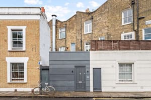 El frente de esta diminuta casa no tiene ventanas y parece un galpón. Está a la venta por un millón de dólares