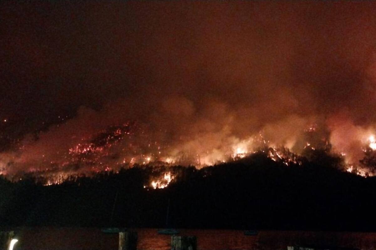 El frente de fuego que afecta a Epuyén