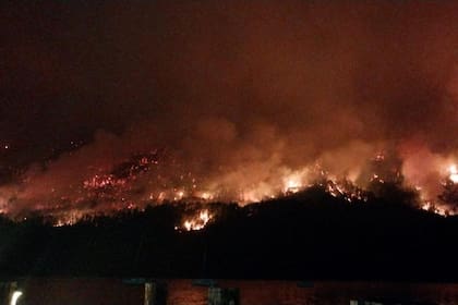 El frente de fuego que afecta a Epuyén