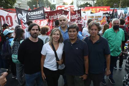 El frente de Izquierda en la marcha en contra del acuerdo con el FMI. Myriam Bregman, Nicolás del Caño, Alejandro Vilca, Christian Castillo y Claudio Dellecarbonara .
