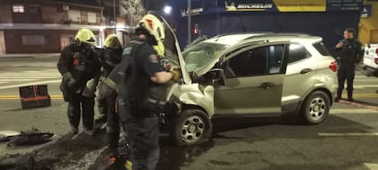 El frente de la camioneta involucrada en el choque quedó destruido