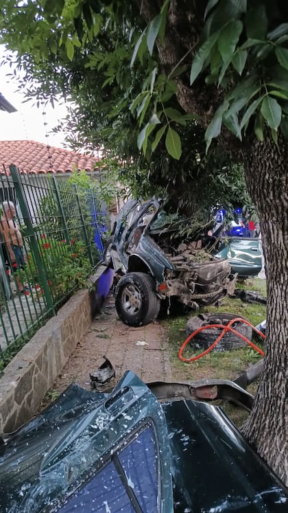 El frente de la camioneta quedó destrozado por el impacto frontal
