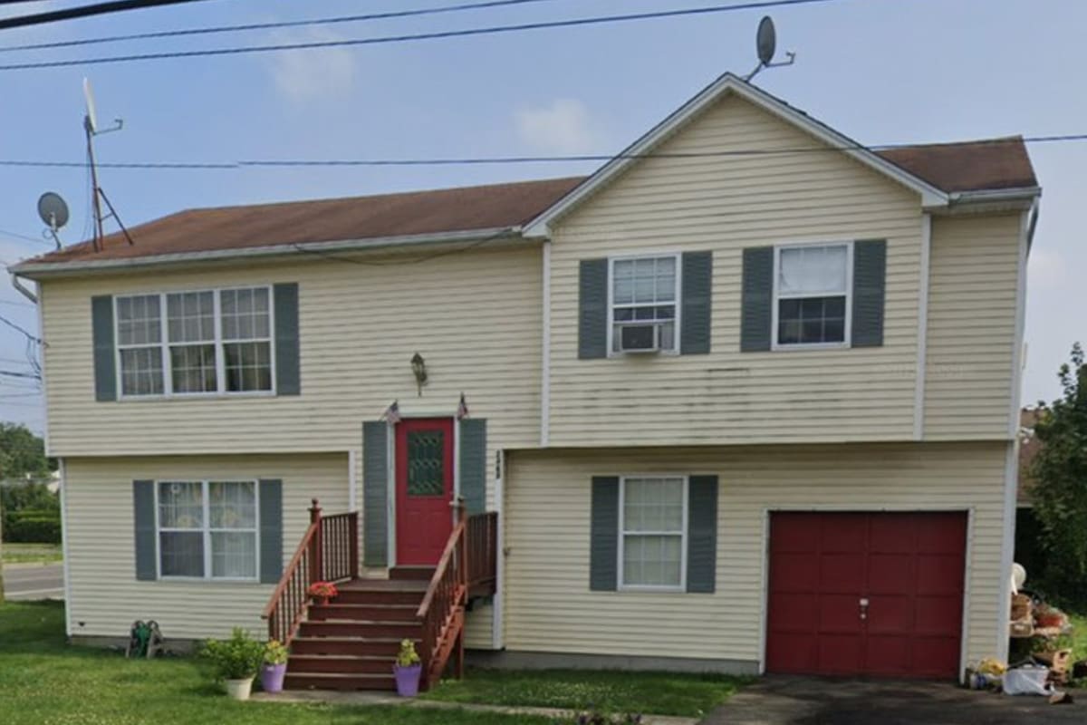 El frente de la casa de Guramrit Hanspal en Long Island, Estados Unidos, donde vive sin pagar un centavo hace más de dos décadas