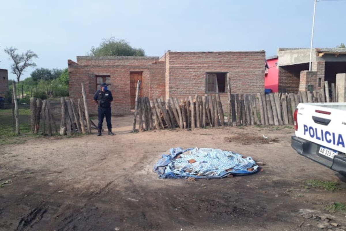 El frente de la casa de la localidad de Weisburd, Santiago del Estero, donde un mecánico asesinó a su esposa, a sus dos hijos pequeños, y se suicidó