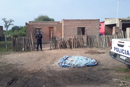 El frente de la casa de la localidad de Weisburd, Santiago del Estero, donde un mecánico asesinó a su esposa, a sus dos hijos pequeños, y se suicidó