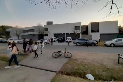 El frente de la casa de Lionel Messi en el barrio privado de Funes